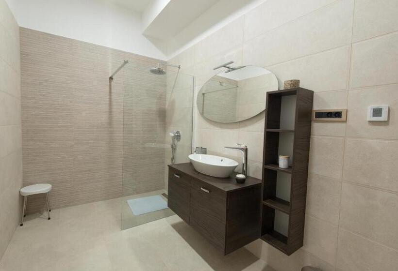 小型套房带阳台, Wine Residence Cattunar