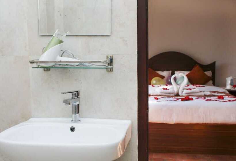 اتاق لوکس یک تخته, Chitwan Park Village