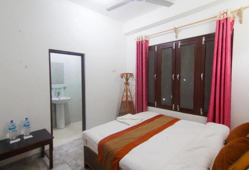 اتاق استاندارد یک نفره, Chitwan Park Village