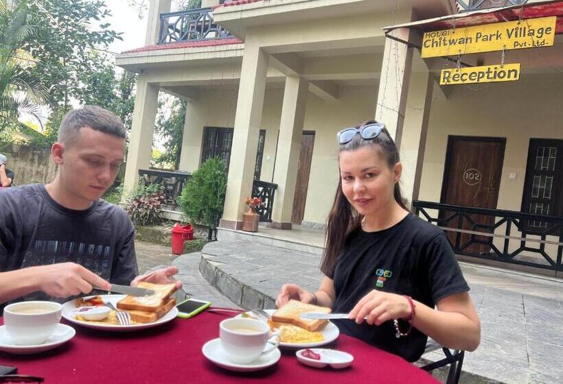 اتاق لوکس یک تخته, Chitwan Park Village