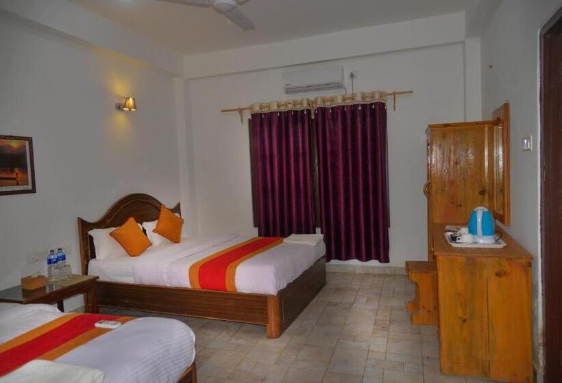 اتاق استاندارد سه تخته با چشم‌انداز باغ, Chitwan Park Village