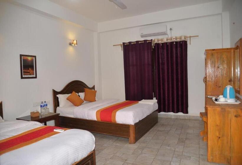 اتاق استاندارد سه تخته با چشم‌انداز باغ, Chitwan Park Village