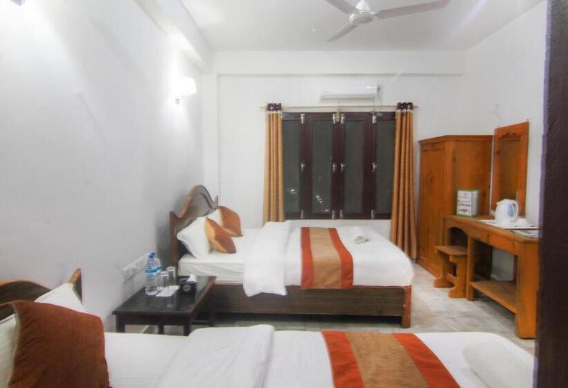 اتاق استاندارد سه تخته با بالکن, Chitwan Park Village