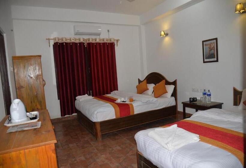 اتاق استاندارد سه تخته با بالکن, Chitwan Park Village