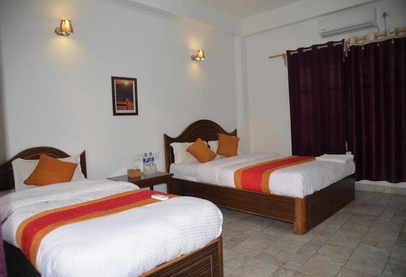 اتاق استاندارد سه تخته با بالکن, Chitwan Park Village