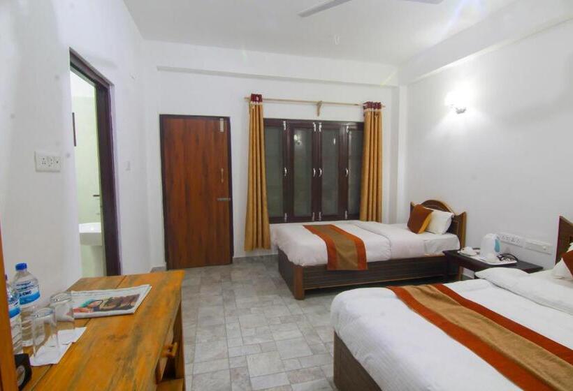 اتاق استاندارد سه تخته با بالکن, Chitwan Park Village