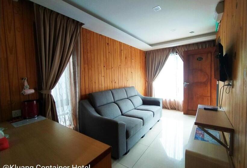 חדר משפחתי, Kluang Container Swimming Pool