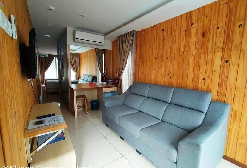 חדר משפחתי, Kluang Container Swimming Pool