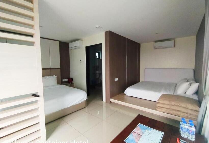 חדר משפתחתי סופריור, Kluang Container Swimming Pool