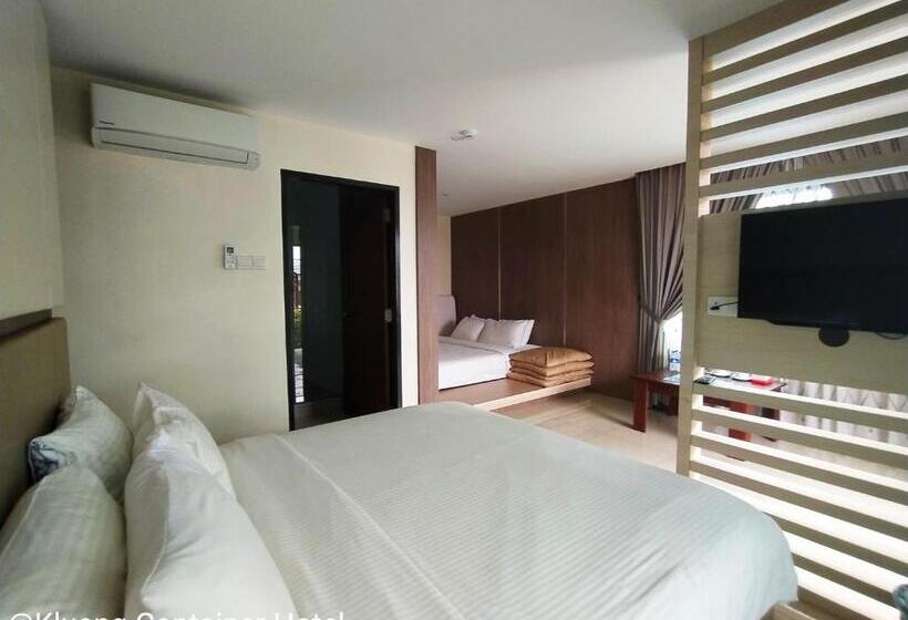 חדר משפתחתי סופריור, Kluang Container Swimming Pool