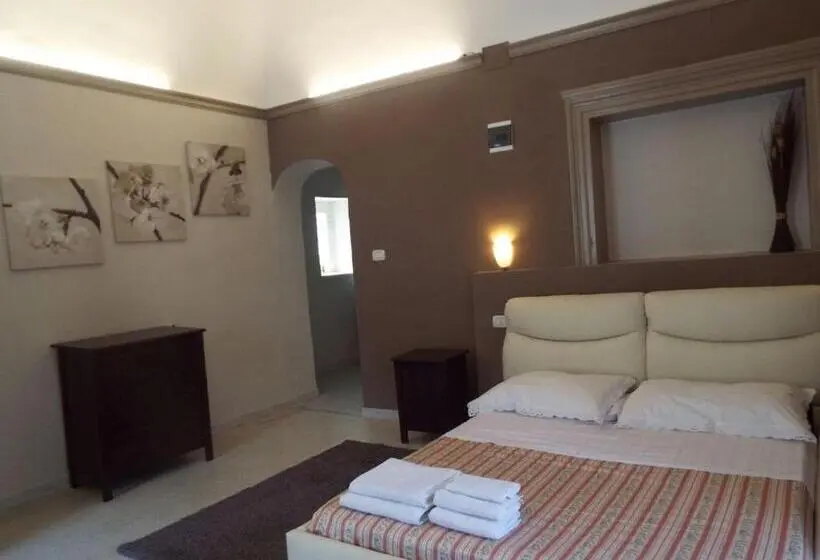 اتاق خانوادگی, Cusmano Residence