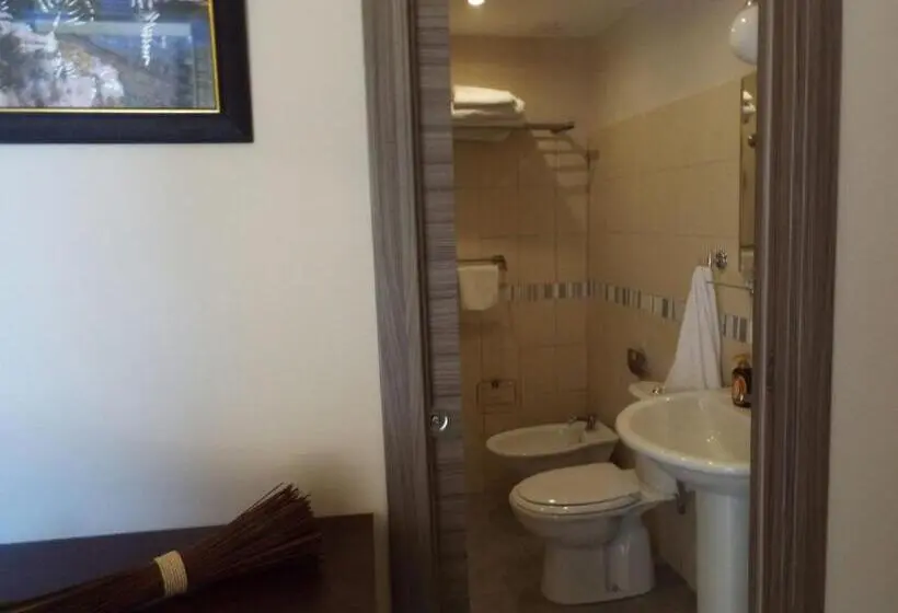 اتاق استاندارد سه نفره, Cusmano Residence