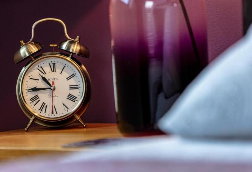 Standard Room King Size Bed, Croft 17