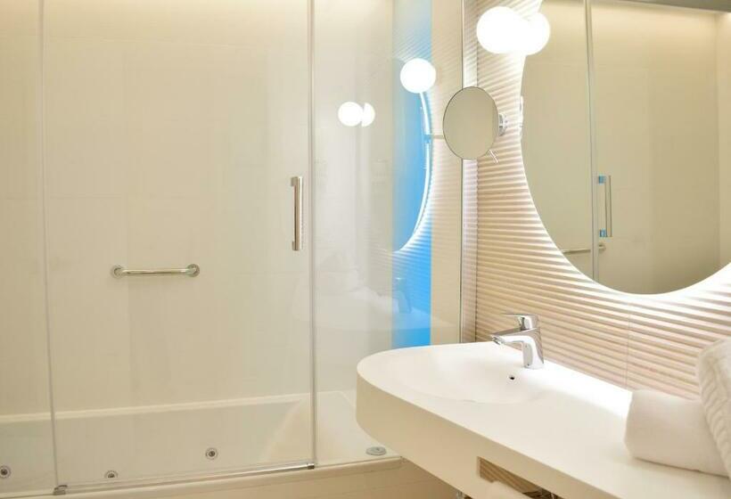 חדר משפחתי, Ambassador Playa II