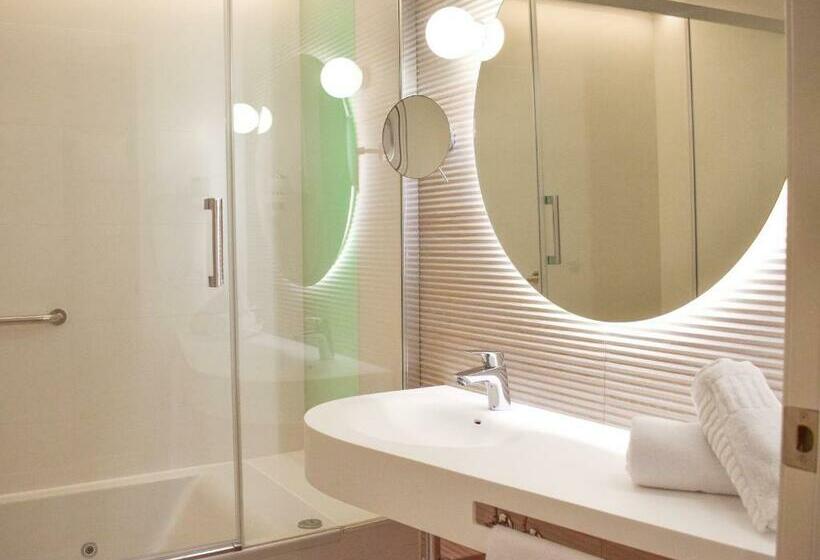 חדר משפחתי, Ambassador Playa II