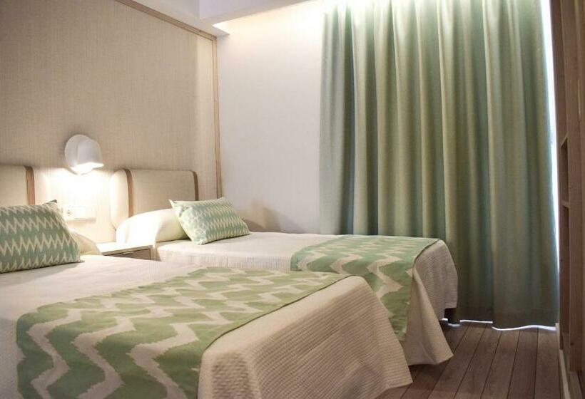 חדר משפחתי, Ambassador Playa II