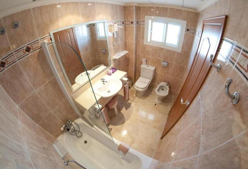 标准三人间, Cala Gat