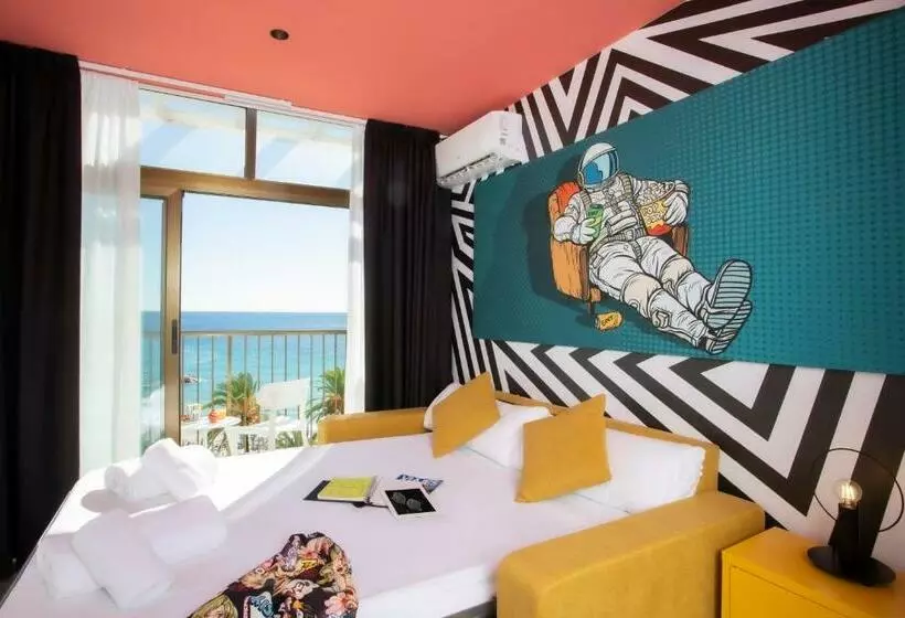 اتاق خانوادگی با چشمانداز دریا, Casual Pop Art Benidorm