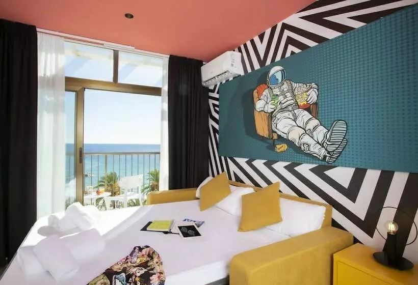 اتاق خانوادگی با چشمانداز دریا, Casual Pop Art Benidorm