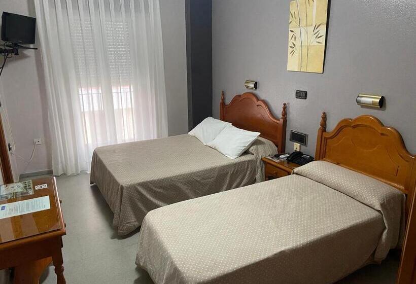 اتاق استاندارد سه نفره, Lusitania, Centro Ciudad, Parking Privado