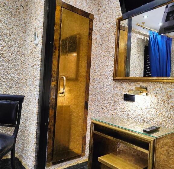 标准单人间, Plata