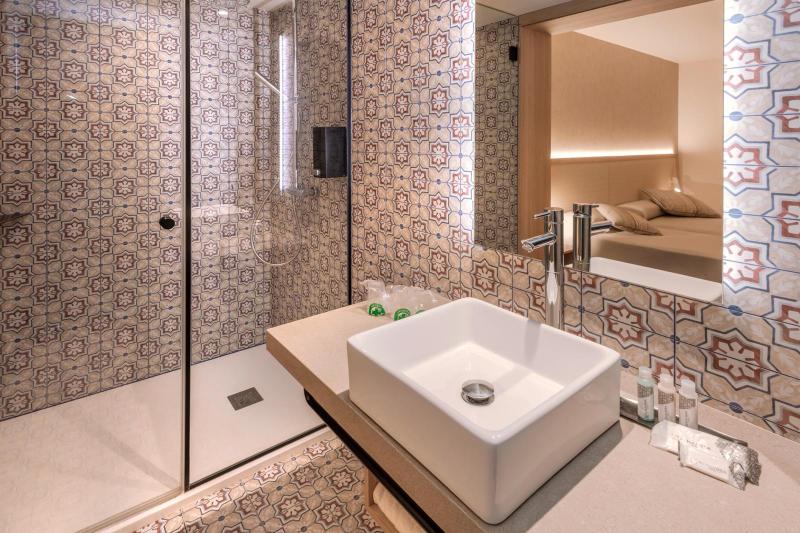 高级三人间, Alhambra