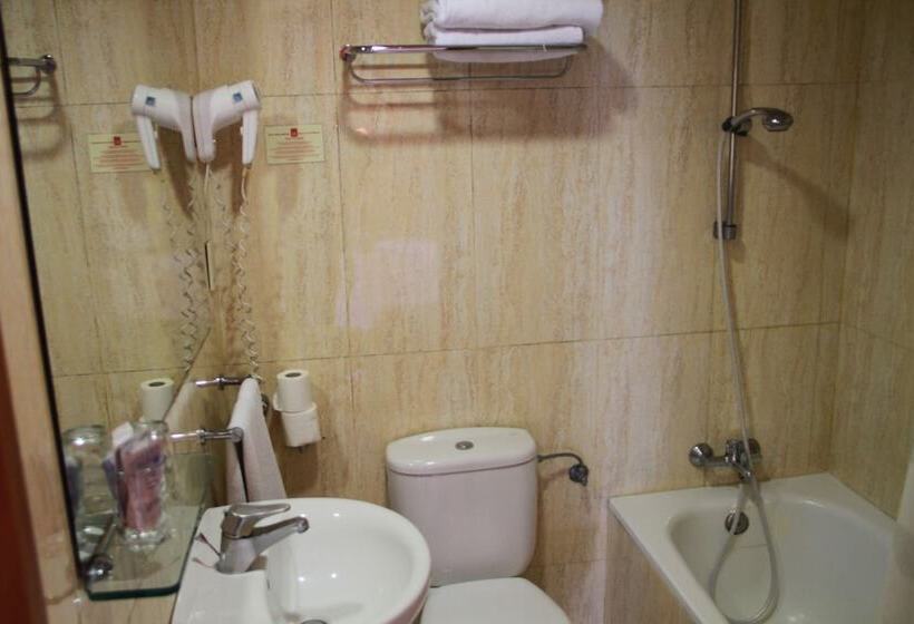 חדר סטנדרט לשלושה, Coronado