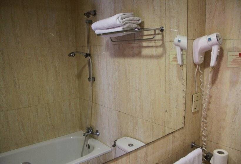 חדר סטנדרט לשלושה, Coronado