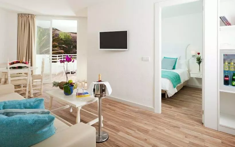 سوییت سوپریور, Fergus Style Cala Blanca Suites
