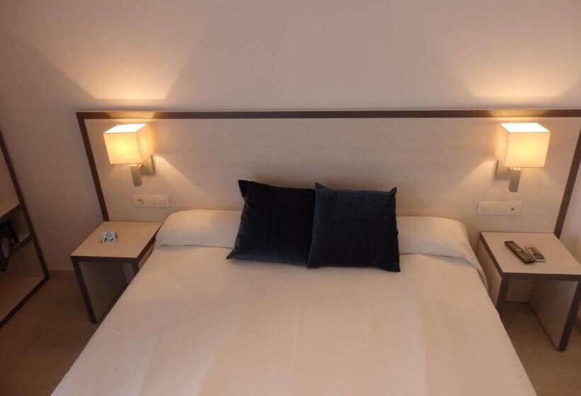 이코노미 룸, Parrots Sitges