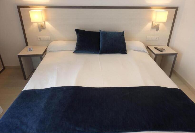 이코노미 룸, Parrots Sitges