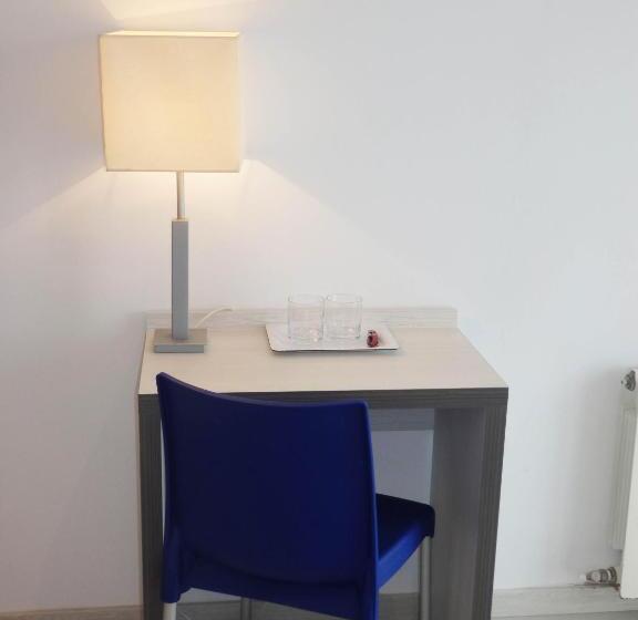 이코노미 룸, Parrots Sitges