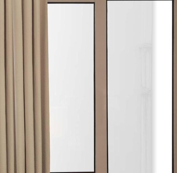 이코노미 룸, Parrots Sitges