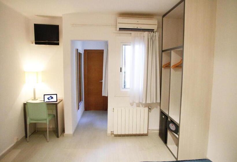 이코노미 룸, Parrots Sitges