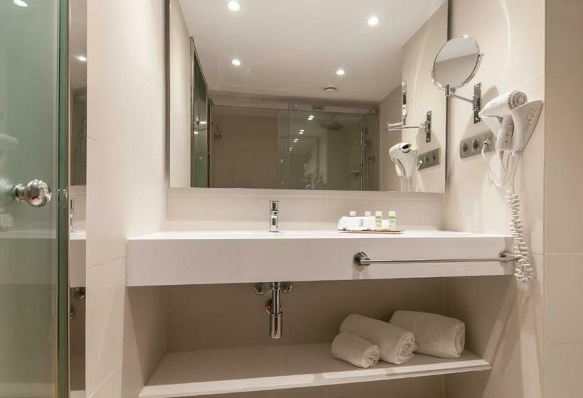 اتاق استاندارد سه نفره, Chic&basic Reding