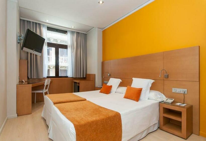 اتاق استاندارد سه نفره, Chic&basic Reding