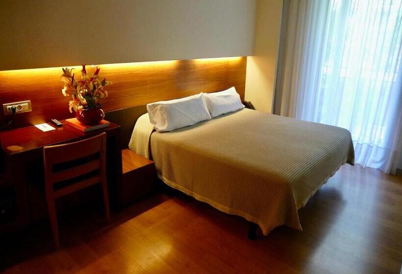اتاق استاندارد سه نفره, Turin Barcelona
