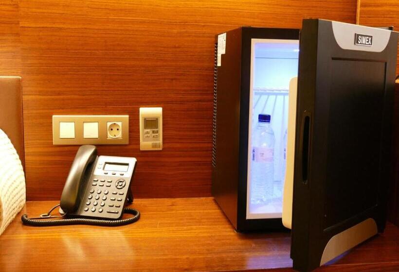 اتاق استاندارد چهار تخته, Turin Barcelona
