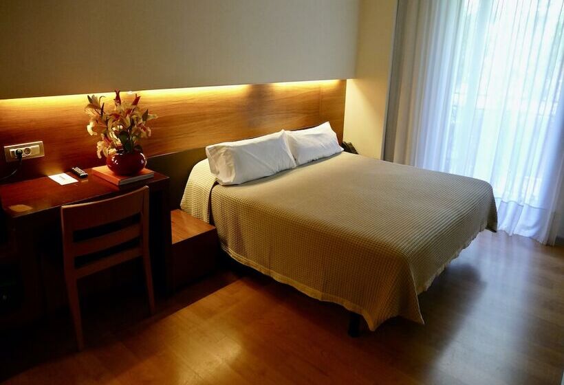 اتاق استاندارد سه نفره, Turin Barcelona