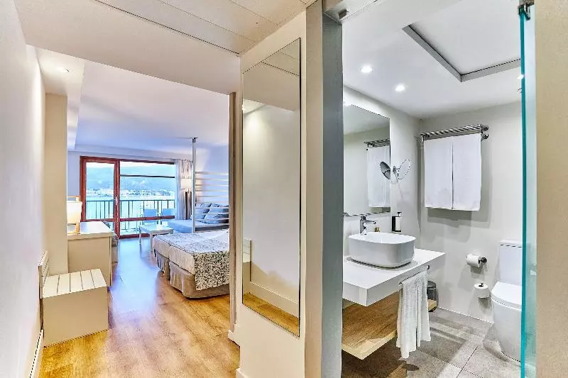 اتاق لوکس سه تخته, Leonardo Royal Hotel Mallorca