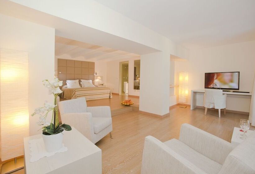 جناح جونيور مزوَّد بتراس, L’hermitage Hotel & Spa