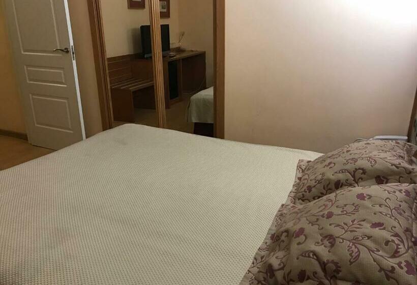 اتاق استاندارد سه نفره, Alfonso Viii De Cuenca