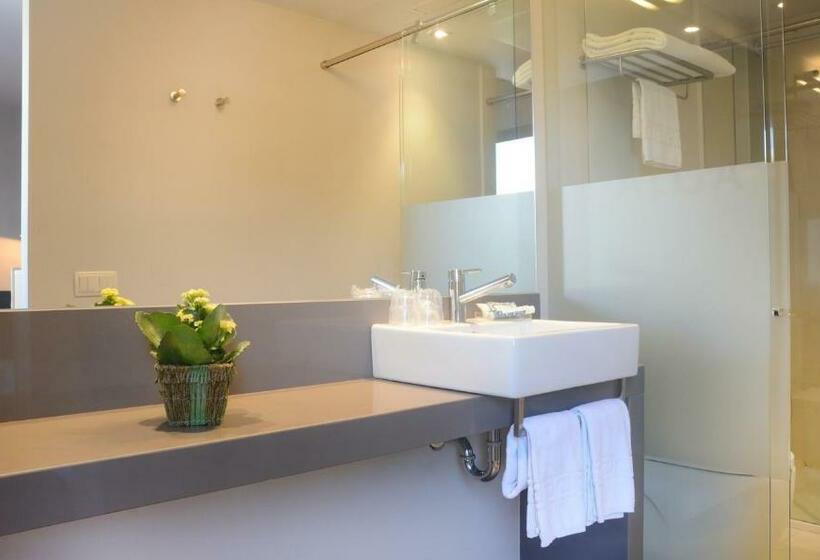 اتاق لوکس با بالکن و چشمانداز دریا, Alga