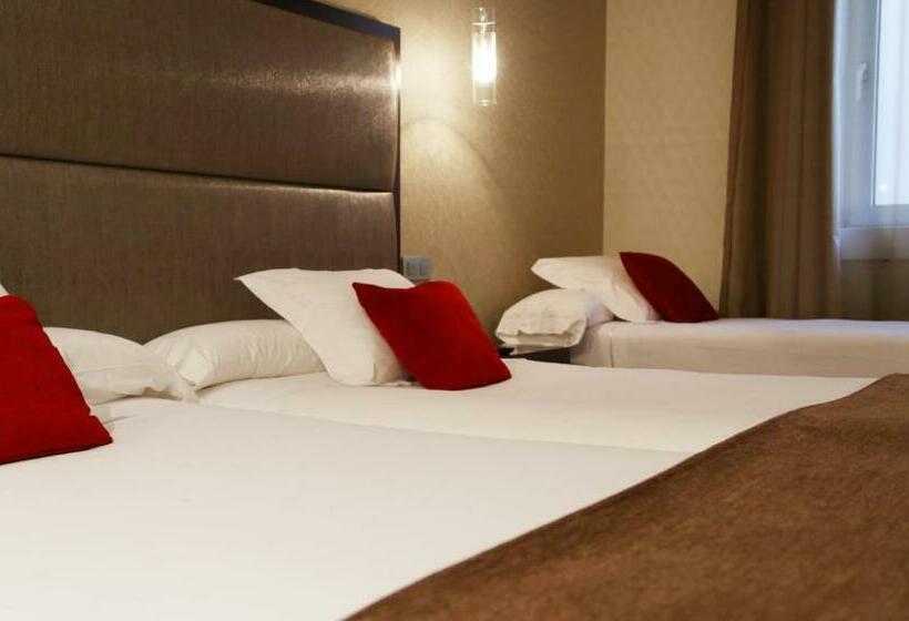 חדר סטנדרט לשלושה, Compostela