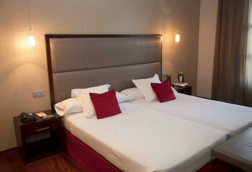 חדר סטנדרט לשלושה, Compostela