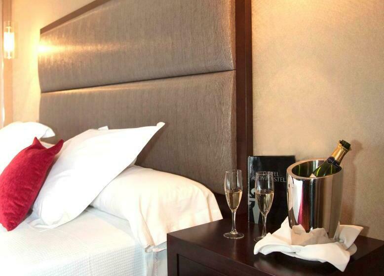 חדר סטנדרט לשלושה, Compostela