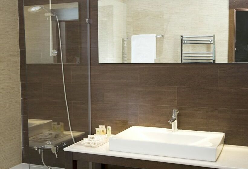 חדר סטנדרט לשלושה, Compostela