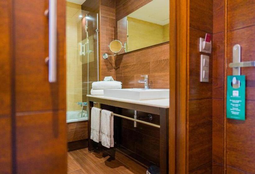 חדר סטנדרט לשלושה, Compostela