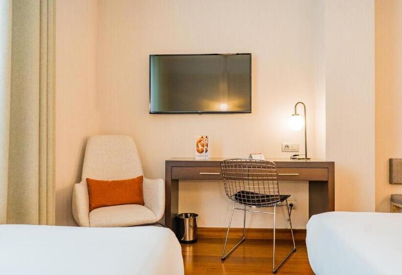 חדר סטנדרט לשלושה, Compostela