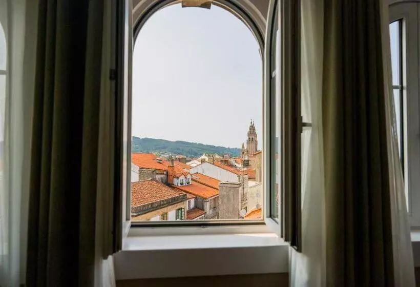 سوییت جونیور با چشم‌انداز شهر, Compostela